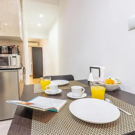 Central Lisbon Apartment With Private Patio-3
